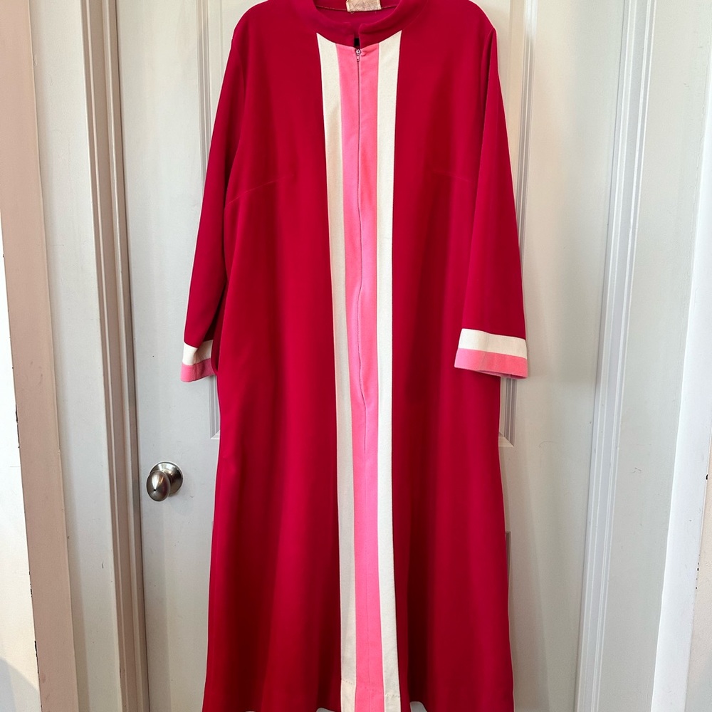 Vintage 1970’s Vanity Fair Velour Pink &White Colorblock 3/4 Zip House Coat Robe